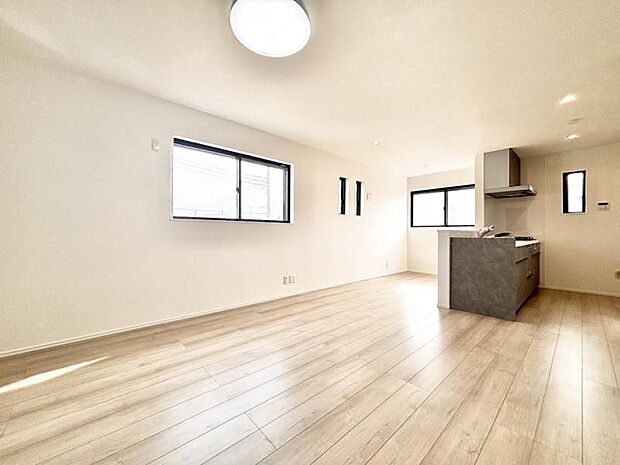 落ち着きのあるリビングです。お友達が遊びに来た時にも使えますし、ちょっと疲れた時にお昼寝できるのも嬉しいですね。