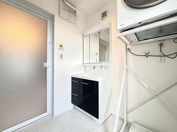 清潔感と機能性を備え一日の始まりと終わりを心地よく演出してくれるパウダールームです。