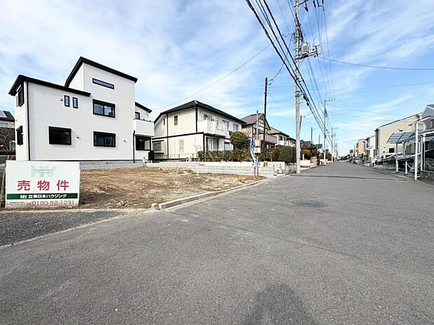 前面道路です。毎日のお車の出し入れもストレスなく行えます