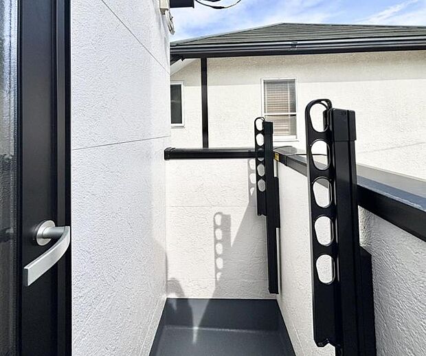 使い易いバルコニー。やわらかな陽射し・心地よい風。どこまでも広がる空の下、限りない開放感を味わえる空間です。