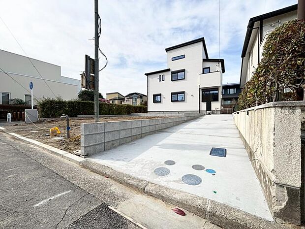 玄関につながる駐車スペースなので重い荷物の出し入れの負担を最小限に抑えられます。小さなお子様も安心・安全の乗り降りが出来ますね。