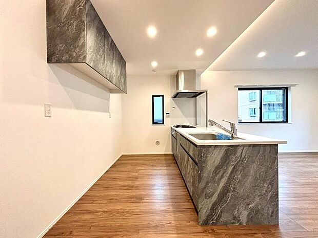 広々としたキッチンスペース。食洗機が付き収納力のあるキッチンは料理が捗ります。(2026.3.21写真撮影)