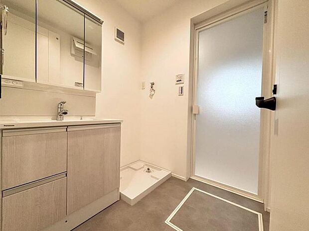 清潔感のあるワイドな洗面台は収納力もあり、いつでもすっきりとした洗面室に。(2026.3.21写真撮影)