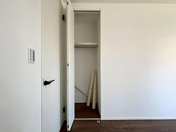 クローゼットには棚やハンガーパイプが備えられているので、大切なお洋服にしわを付けずにそのまましまうことが出来ます。(2026.3.21写真撮影)