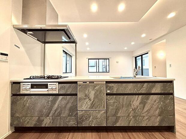 キッチンはご家族との会話が楽しめる対面カウンタータイプを採用。リビングのご家族の様子をうかがいながらお料理もできます。(2026.3.21写真撮影)