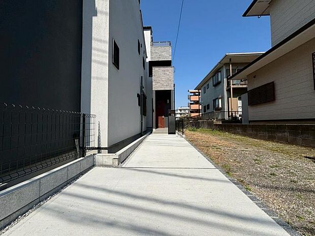 建物につながる駐車スペース。重い荷物や大きな荷物の出し入れも安心です。(2026.3.21写真撮影)