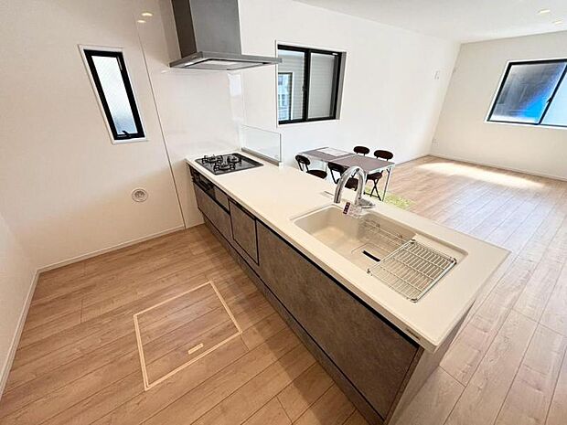 リビング全体が見渡せる対面式システムキッチン。お子様達がいつもママのそばにいられる安心感も生まれます。食事の用意をしながら家族との会話も弾み笑顔溢れる空間です。