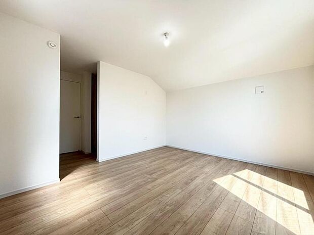 収納スペースを確保しております。季節のお洋服など保管が可能です。居室内に余計な収納をおく必要がないため、ベッドやお布団を置くスペースが確保できます。広い空間で睡眠ができるため、疲れも癒されます。