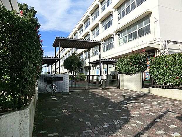 横浜市立新吉田小学校 580m