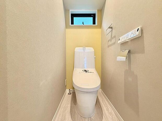 広々としたトイレ空間で、圧迫感を感じることなく快適に使用できます。
