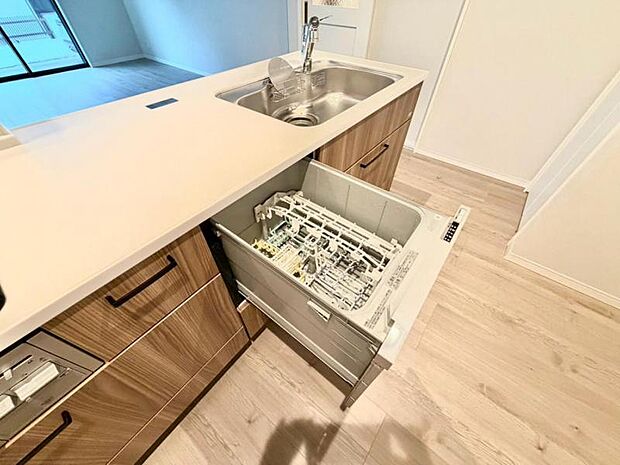 食器の後片付けに便利な食器洗浄乾燥機を標準装備。ビルトインタイプなので見た目もスッキリ、特に共働き世帯のご家族には必須品です。