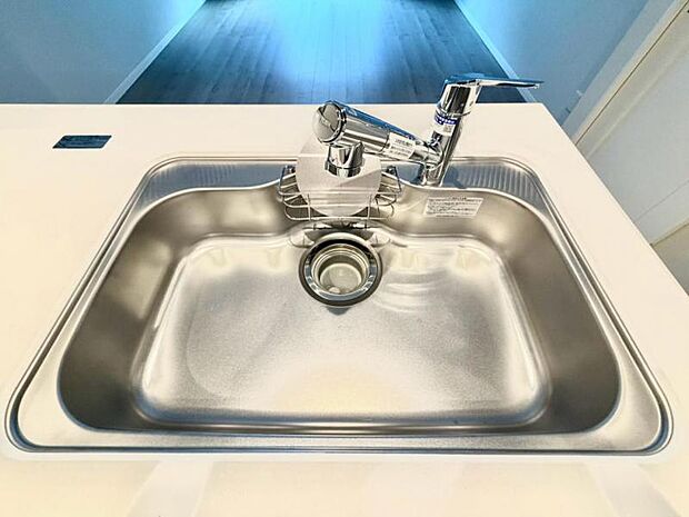 キッチンの水栓には、浄水器を標準装備。水道水をそのまま飲むことができ、お米などをおいしく炊くことも可能です。