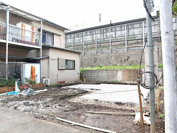 「鶴ヶ峰」駅徒歩13分　完成前の状態をご覧いただくことで、隣接した環境もしっかりとご覧いただけます（2026.4.6撮影）