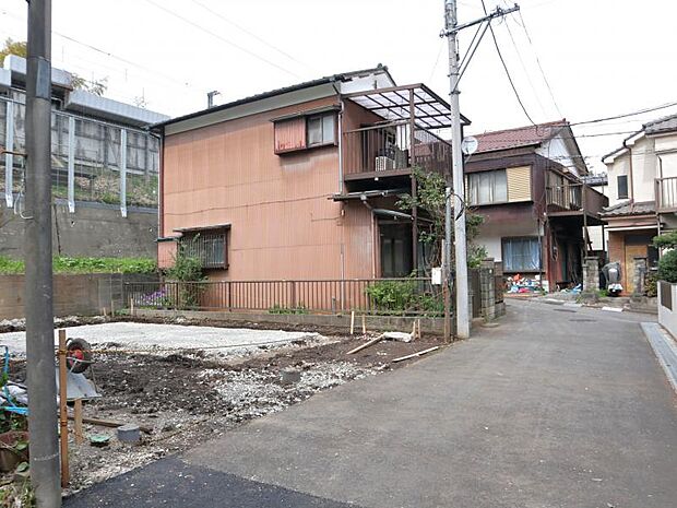 前面道路です。毎日のお車の出し入れもストレスなく行えます。（2026.4.6撮影）