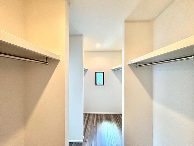 部屋に備えられたクローゼット。普段使わないものなども収納可能ですので、居室を広く使うことが出来ます。