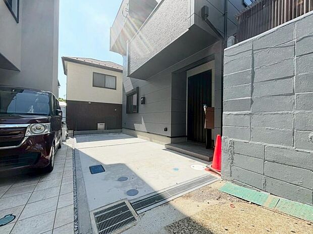 玄関につながる駐車スペースなので重い荷物の出し入れの負担を最小限に抑えられます。小さなお子様も安心・安全の乗り降りが出来ますね。