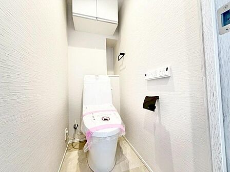 ウォシュレット付き清潔感の溢れるトイレです。落ち着いた空間で安らぎのひとときをお過ごし頂けます。