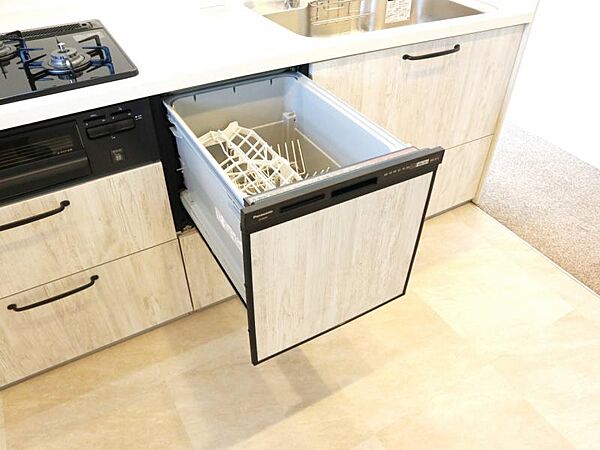 食器洗浄乾燥機　食器の後片付けに便利な食器洗浄乾燥機を標準装備。ビルトインタイプなので見た目もスッキリ、特に共働き世帯のご家族には必須品です。