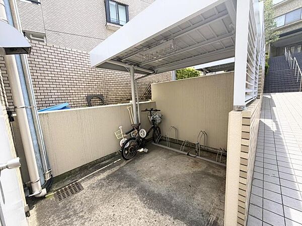 屋根がついた駐輪場、自転車も濡れにくいです。