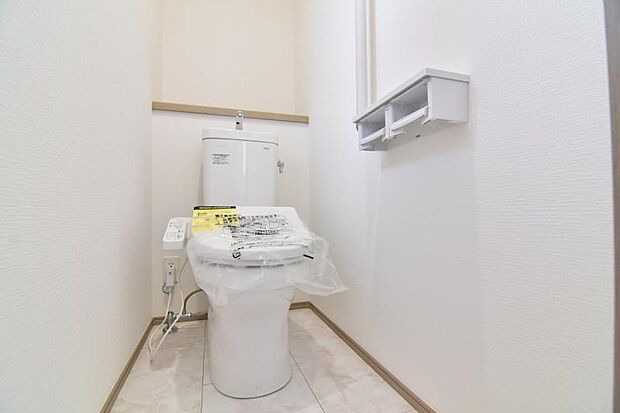 シャワートイレを標準装備。操作パネルで、洗浄機能や温度設定などもラクラク設定できます。