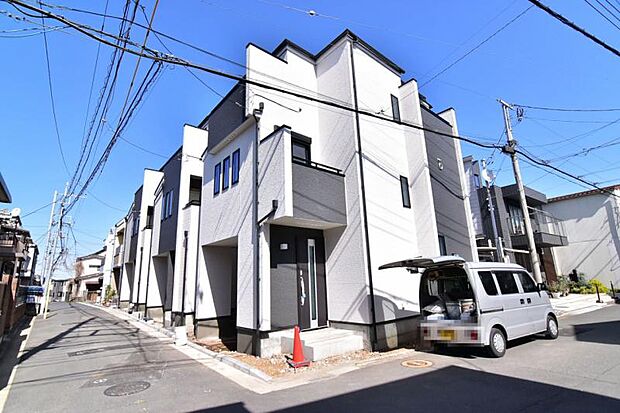 堂々たる趣ながら、主張し過ぎずどこか余裕を感じさせるフォルムで佇む邸宅は、晴天の空と照らし合わせる事で、本来あるべき完成形の姿を見せてくれます。