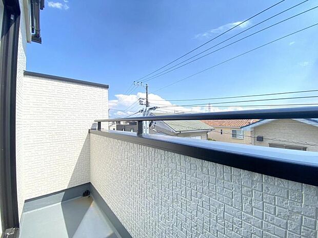 陽の光に照らされるバルコニーを爽やかな涼風が吹き抜けていきます。心を落ち着かせ開放してくれる眺望が今日も家族を包み込みます。