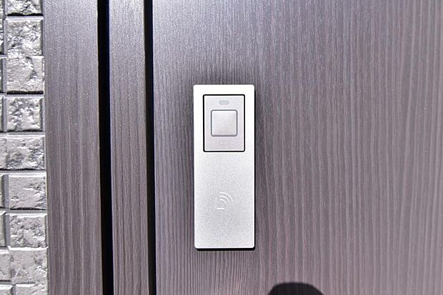 玄関にカードキーを採用。カードをかざすだけで素早く解錠でき、わざわざ鍵を取り出す必要もありません。防犯面でも優れています。