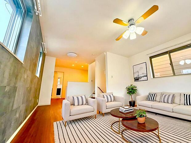 リビング(配置してある家具はCGによるイメージです)ゆったりとくつろげる、明るく開放的なリビング空間です。