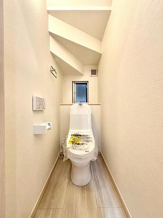 白を基調としたトイレは清潔感あるプライベート空間を演出します。