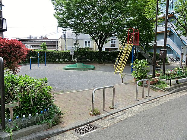 片倉一丁目公園  360m