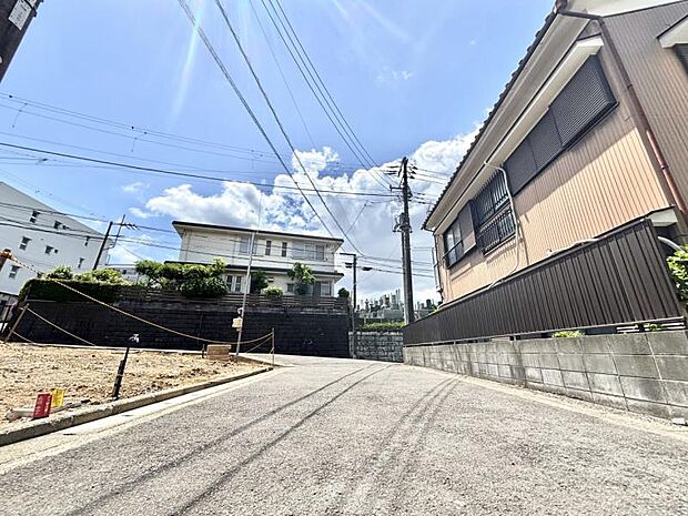 前面道路は整備されており、落ち着いた住宅街に位置しています。【2026.5.12撮影】