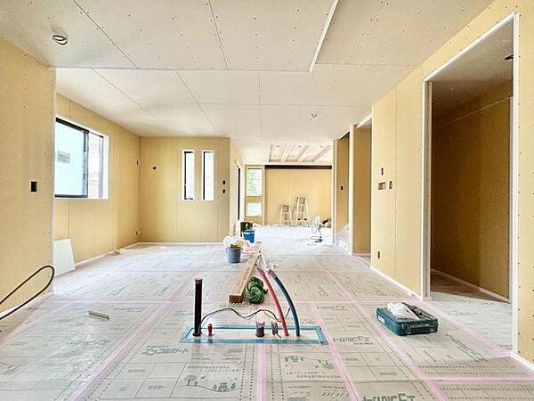 落ち着いた色合いの内装で、居心地の良い空間を演出。