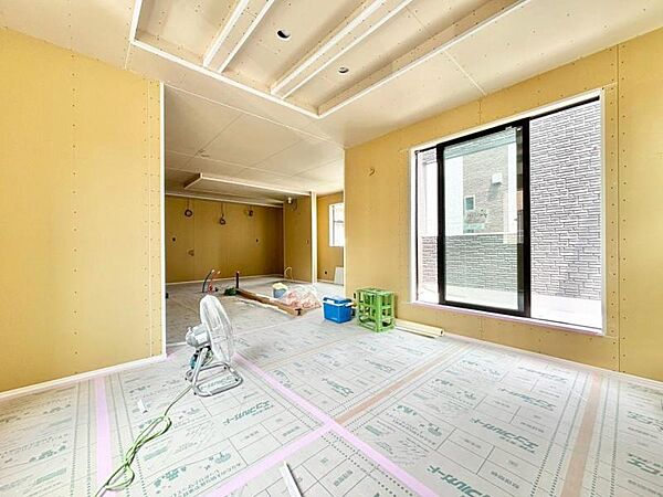 室内にたっぷりと光が差し込む、快適なリビングです。