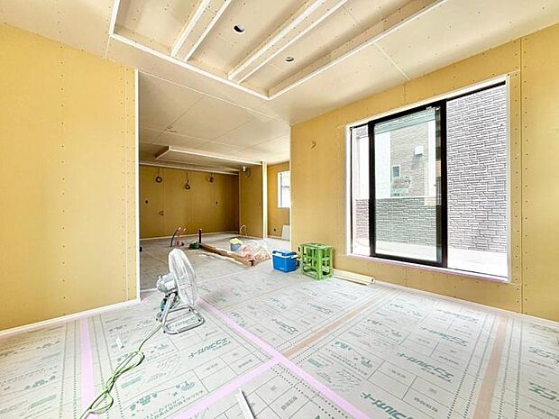 室内にたっぷりと光が差し込む、快適なリビングです。