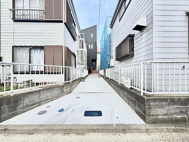 建物につながる駐車スペース。重い荷物や大きな荷物の出し入れも安心です。(2026.5.21撮影)