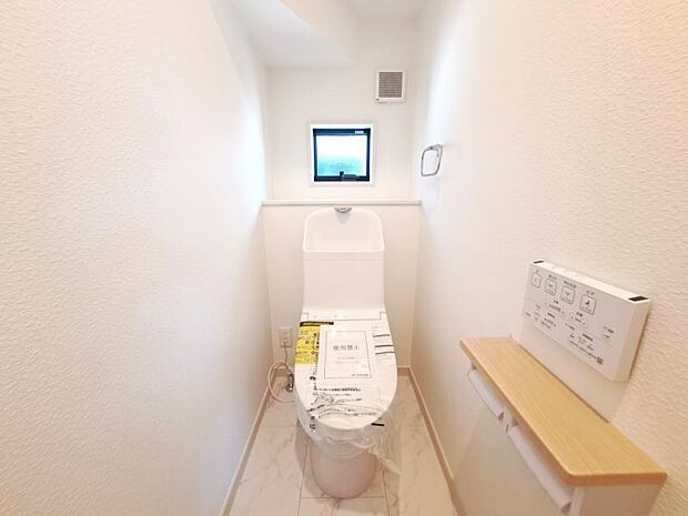 ウォシュレット付き清潔感の溢れるトイレです。落ち着いた空間で安らぎのひとときをお過ごし頂けます。(2か所あります)