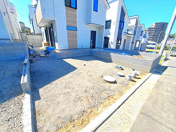 ご両親や友人・知人が訪ねてきても大丈夫。駐車スペース2台分（車種による）を確保してあります。（2026年7月撮影）