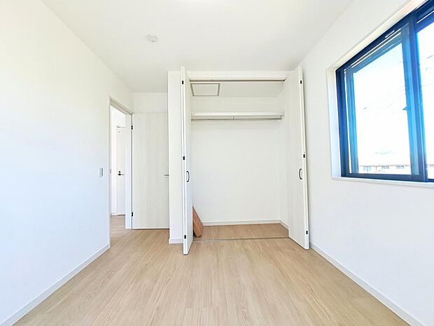 洋室5.2帖　家族個々の安らぎの空間。誰もが好みで飾れるシンプルな室内に仕上げてあります。