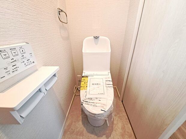 ウォシュレット付き清潔感の溢れるトイレです。落ち着いた空間で安らぎのひとときをお過ごし頂けます。（2か所あります）