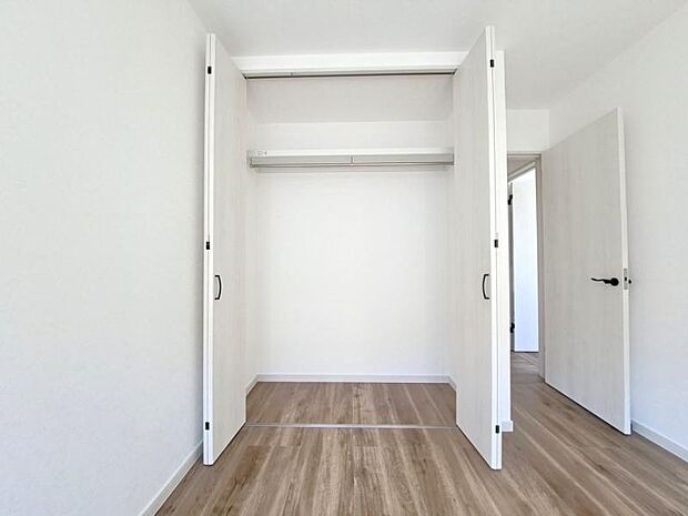各部屋に備えられたクローゼット。普段使わないものなども収納可能ですので、居室を広く使うことが出来ます。