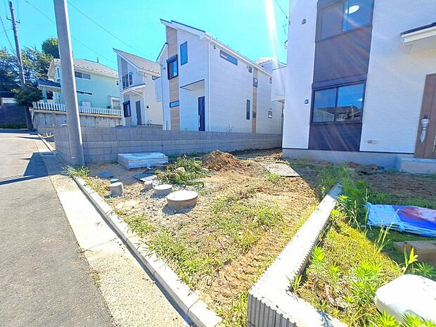 ご両親や友人・知人が訪ねてきても大丈夫。駐車スペース2台分(車種による)を確保してあります。(2026年7月撮影)