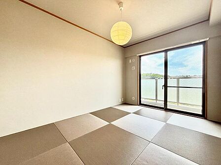 続き間の6帖の和室は小さなお子様の遊びスペースとしても、老後の生活にも重宝します。