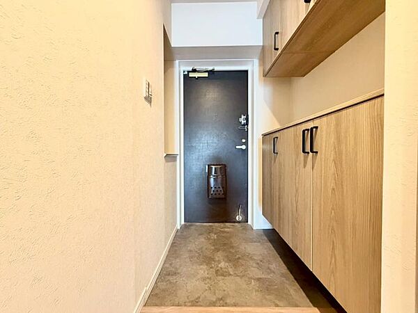 毎日気持ちよく出入りできる、明るく開放的な玄関です。