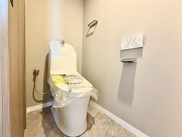 収納付きで、トイレットペーパーや掃除道具もすっきり収納できます。