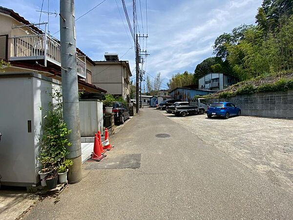 前面道路は整備されており、落ち着いた住宅街に位置しています。