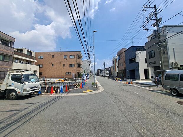 前面道路は南側11.0m、西側:6.0m。大きな車でも通ることができます。(2026年7月撮影)