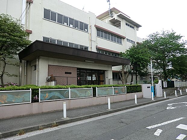 川崎市立臨港中学校 570m