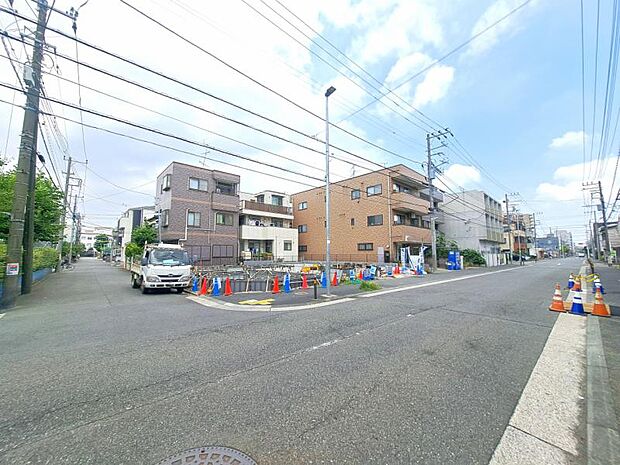 前面道路は南側11.0m、西側:6.0m。大きな車でも通ることができます。【2026.7月撮影】