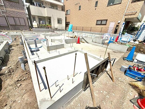 JR南武線「小田栄」駅徒歩11分 JR南武線・鶴見線「浜川崎」駅徒歩14分 生活に便利な設備・仕様を揃えた快適住宅です。(2026年7月撮影)