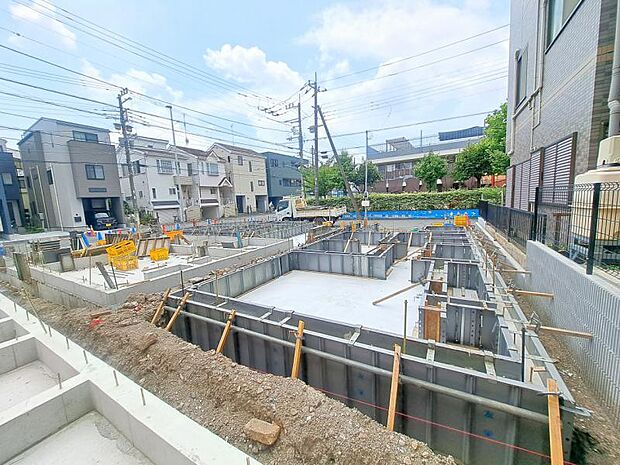 前面道路は整備されており、落ち着いた住宅街に位置しています。【2026.7月撮影】